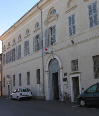 Appicca il fuoco in ospedale e si ustiona