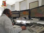 Arsenale da guerra in casa. Una donna minaccia: “Faccio una strage”