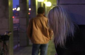 Indagato per stalking: teneva sotto scacco una donna controllando cellulare