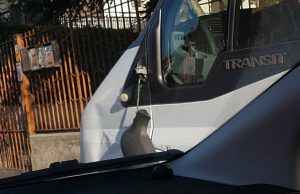 Raid vandalico a Salò: auto danneggiate, rabbia tra i residenti