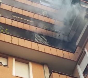 Fiamme e paura in via Cipro in città: esplode un condizionatore