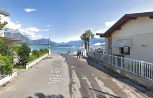 Schiacciato mentre trasporta una casetta a Manerba: grave un 40enne