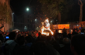 Al Carmine brucia il fantoccio di Matteo Salvini…si accende la polemica