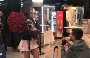 Sabelli, il gol più bello: chiede la mano della sua Roberta in aeroporto…ed è un sì!