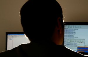 Convinceva una ragazzina a mandare video porno: 27enne indagato