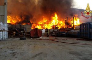 Incendio a Bassano: nube tossica manda in allarme i cittadini. Tutto rientrato