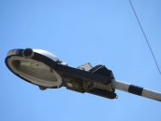 Buffalora, distrutti 18 lampioni sulla ciclopedonale