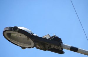 Buffalora, distrutti 18 lampioni sulla ciclopedonale