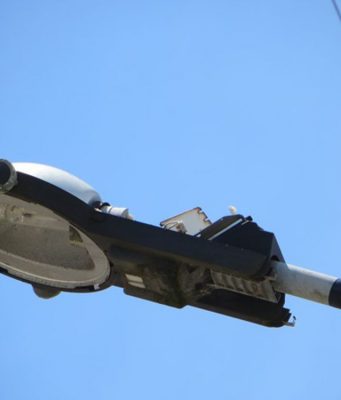 Buffalora, distrutti 18 lampioni sulla ciclopedonale