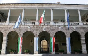 Sarnico ribalta il voto in Provincia: Giraudini gli cede il posto tra le polemiche