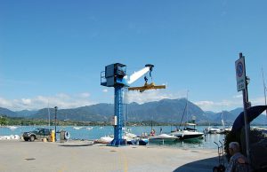 Colto da infarto, passanti e defibrillatore lo salvano