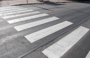 Madre e figlia investite sulle strisce pedonali in via Milano