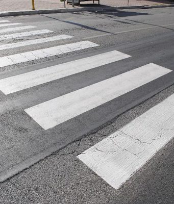 Madre e figlia investite sulle strisce pedonali in via Milano