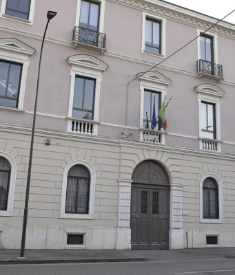 Entra in tribunale con un proiettile da guerra: in manette un 36enne