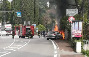 Esce di strada e sbatte contro un ostacolo: auto in fiamme a Gardone Riviera