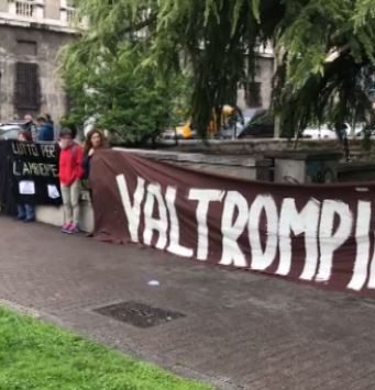 Basta Veleni in piazza”Rischio acqua contaminata alle nuove generazioni”