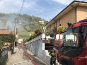 Rovato, in fiamme il tetto di una cascina: ricoverato un Vigile del fuoco
