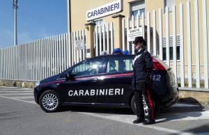 Difende la madre durante una lite ma provoca il ferimento grave di un uomo