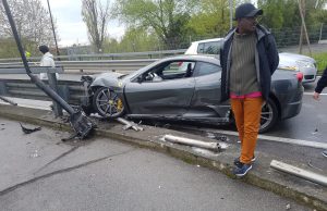 Rissa dopo l’incidente della potente Ferrari: in sette a processo