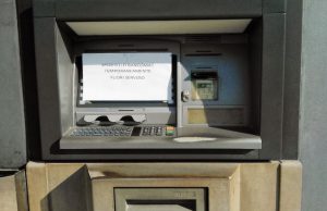 Tentano di aprire un bancomat a colpo d’accetta ma la rapina sfuma