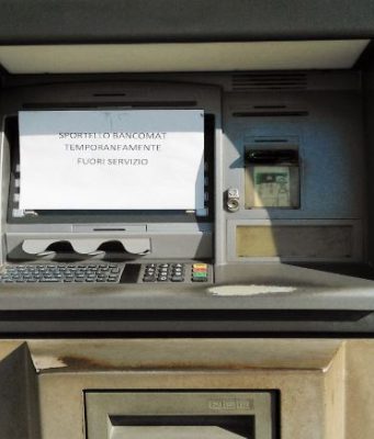 Bancomat resiste all’assalto, ladri fuggono a mani vuote