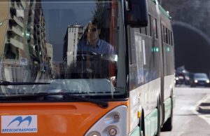 Assalto al bus “15”: due marocchini rubano l’orologio ma finiscono in carcere