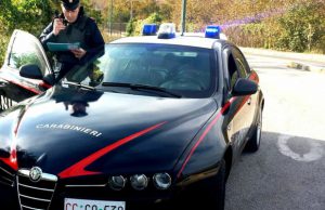 Esce per gettare la spazzatura ma è agli arresti domiciliari: bresciano condannato