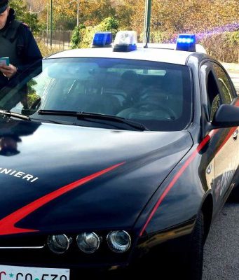 Esce per gettare la spazzatura ma è agli arresti domiciliari: bresciano condannato