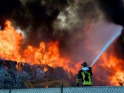 Venezia: incendio in azienda di prodotti chimici a Marghera. Cittadini chiusi in casa