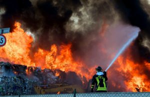 Venezia: incendio in azienda di prodotti chimici a Marghera. Cittadini chiusi in casa