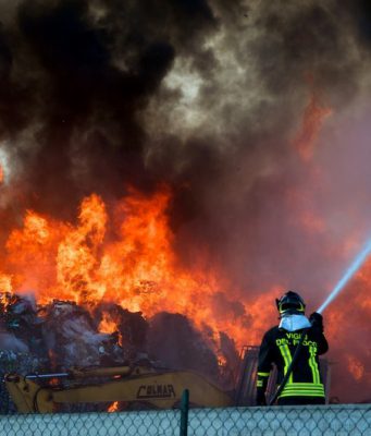 Venezia: incendio in azienda di prodotti chimici a Marghera. Cittadini chiusi in casa