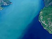 Enorme chiazza bianca nelle acque del Sebino. Legambiente: “Colpa degli incendi”