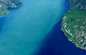 Enorme chiazza bianca nelle acque del Sebino. Legambiente: “Colpa degli incendi”