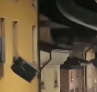 Desenzano, lavatrice gettata dal terzo piano