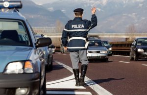 Perde il portafogli in A4, in contromano va a riprenderlo: patente ritirata