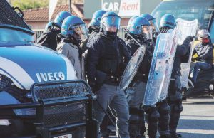 Assalto ai tifosi bresciani a Bari: un tifoso del Brescia ferito