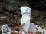 Statue sacre vandalizzate sul Guglielmo, gli escursionisti insorgono