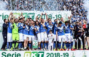 Brescia, è qui la festa: la consegna della coppa della Serie B