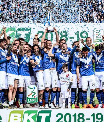 Brescia, è qui la festa: la consegna della coppa della Serie B