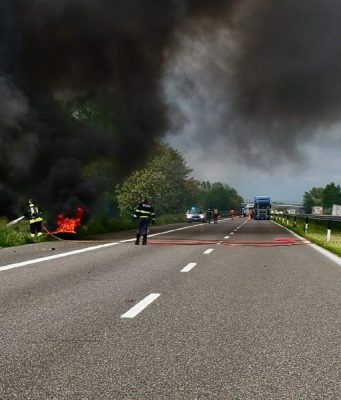 Incidente in A21: camion in fiamme, uomo in ospedale. Autostrada chiusa al traffico