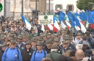Adunata Alpini a Milano: sfilata per 8000 penne nere bresciane