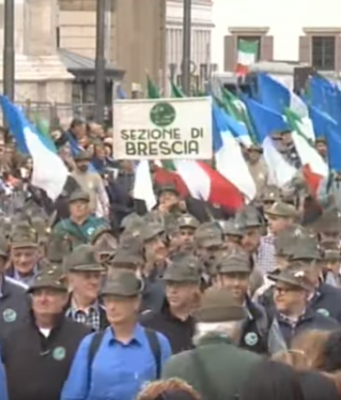 Adunata Alpini a Milano: sfilata per 8000 penne nere bresciane