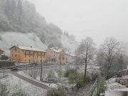 Pazza primavera, fiocchi di neve in montagna