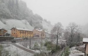 Pazza primavera, fiocchi di neve in montagna