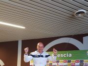 Corini mantiene la promessa: in piedi sul tavolo della conferenza