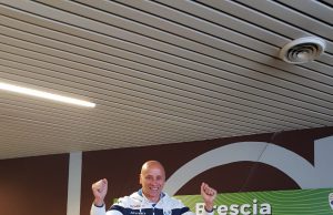 Corini mantiene la promessa: in piedi sul tavolo della conferenza