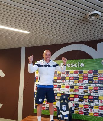 Corini mantiene la promessa: in piedi sul tavolo della conferenza