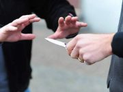 Vende l’auto e minaccia l’acquirente con un coltello