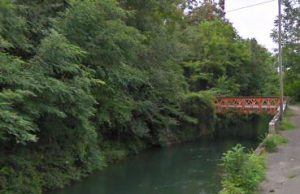 Rischia di annegare nella roggia, lo salva l’amico: 22 enne in gravi condizioni