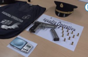 88 grammi di cocaina e una Beretta calibro 9 in casa, arrestato un uomo
